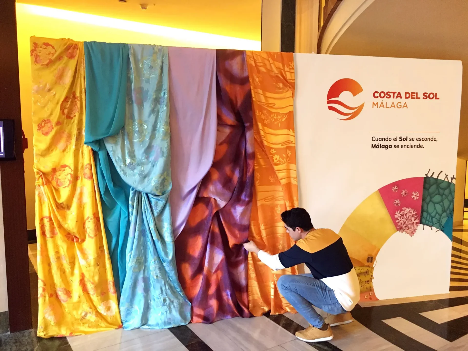 Vista del Photocall diseñador para Turismo Costa del Sol en FITUR. SE trata de un photocall realizado a la medida del evento con telas de alta costura