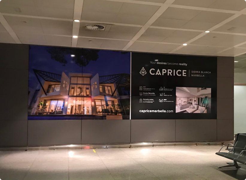 Publicidad en aeropuerto de Málaga. Vinilo frente a salida de pasajeros UK 