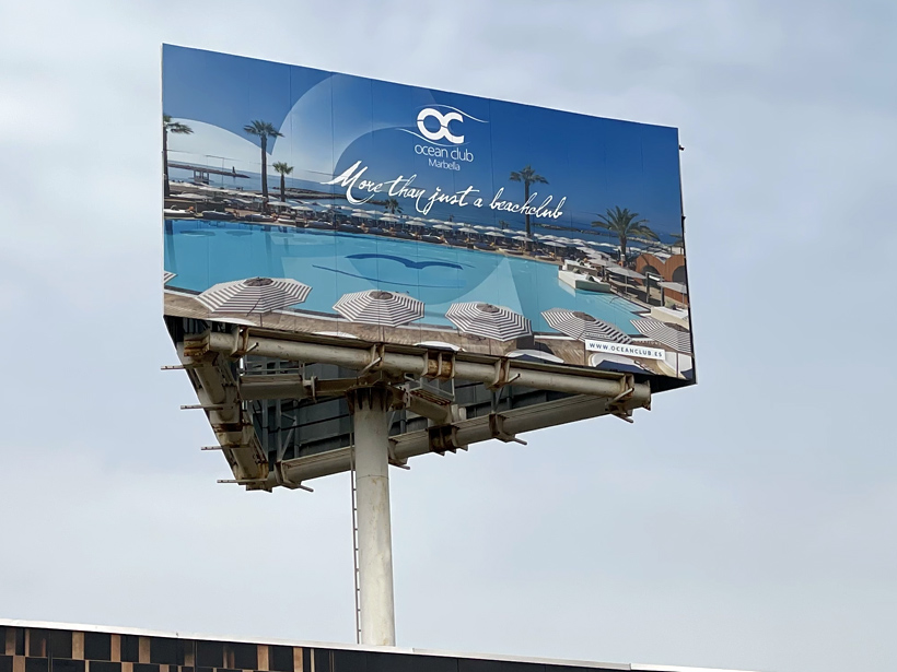 Monoposte publicitario en Marbella para Ocean Club en sentido Puerto Banús