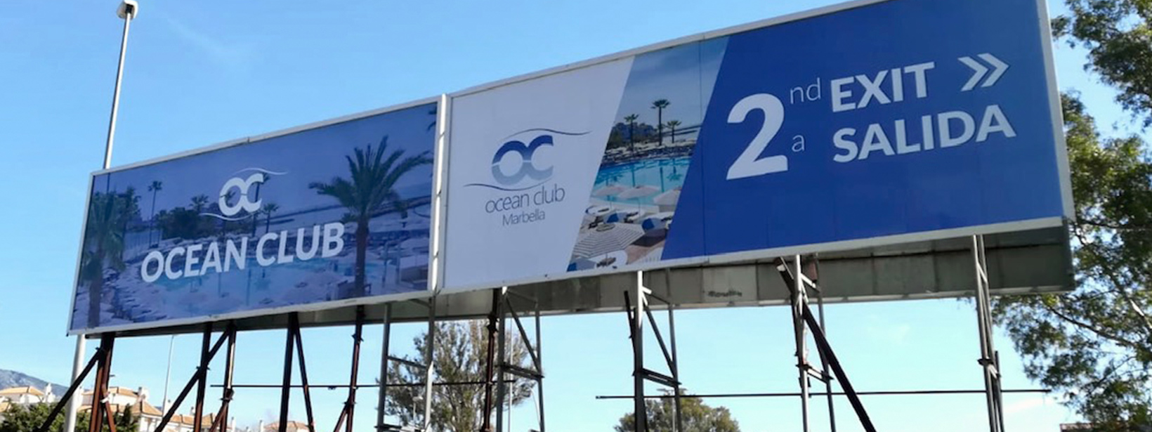 Valla publicitaria doble de 16x3 metros en Marbella a tan solo 400 metros de Puerto Banús