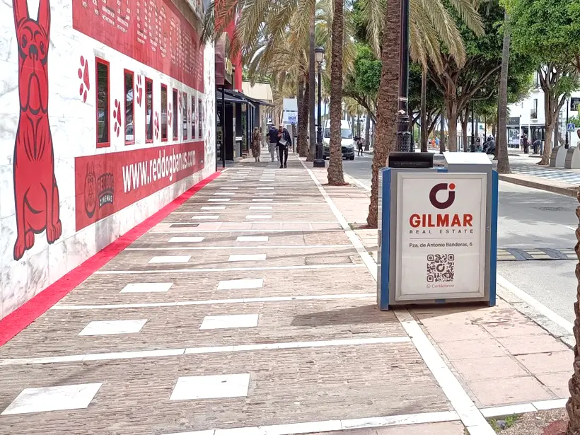 Soporte de mobiliario urbano publicidad exterior situado en las principales calles de Puerto Banús para la agencia inmobiliaria Gilmar